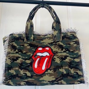 Camouflage tongue tote